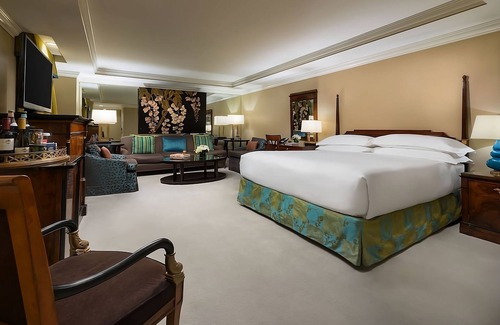 Central New York City House | Look No Further! Onsite Dining, Walk Rockefeller Center & Museum of Modern Art!