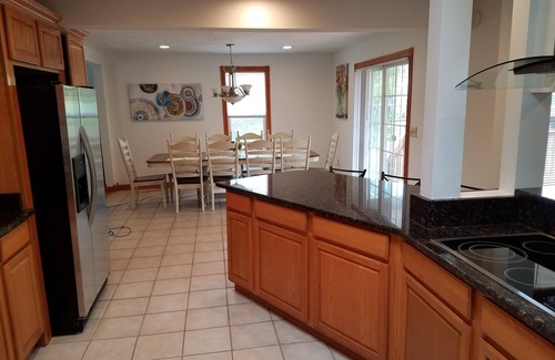 South Haven House | Look no more! Spacious! Sleeps 12 comfortably! Family friendly! Walk everywhere!