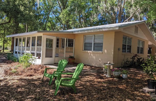 Crescent City House | Looking for a quiet place to stay? Consider The Ollie Vee in Crescent City, FL