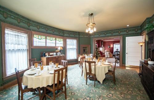 Old Northside Hotel | Looking Glass Inn