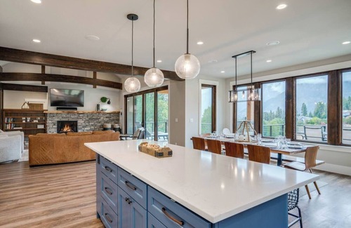 Leavenworth House | Lookout Lodge | Family Friendly w/Hot Tub, +4100sf