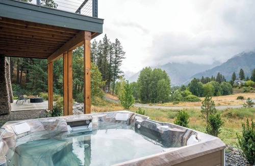 Leavenworth House | Lookout Lodge | Family Friendly w/Hot Tub, +4100sf