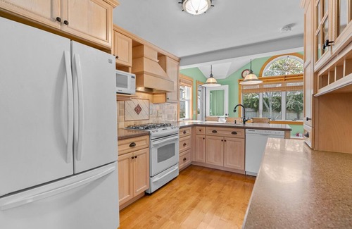Falmouth Heights House | Lookout Point | Gorgeous 3 BDR Cape Cod Home Steps from Beach!