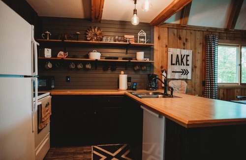 Comstock House | Loon Lodge - Hot Tub/Sauna/Real Wood Fireplace