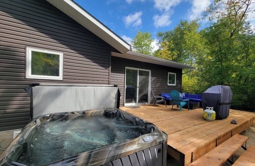 Manitoba House | Loons Nest: Hot Tub, short walk to the lake/beach, 5 min drive to Grand Beach