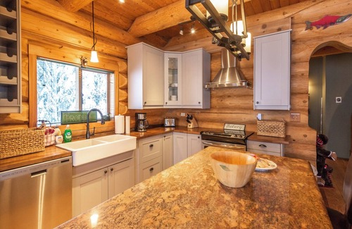 Okanagan-Similkameen House | Loor-U-Inn. Luxury Log Home/7 Beds & Hottub Apex Mountain
