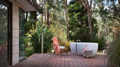 Wheatsheaf House | Lorien - Retreat + Outdoor Bathtub + Pets Welcome