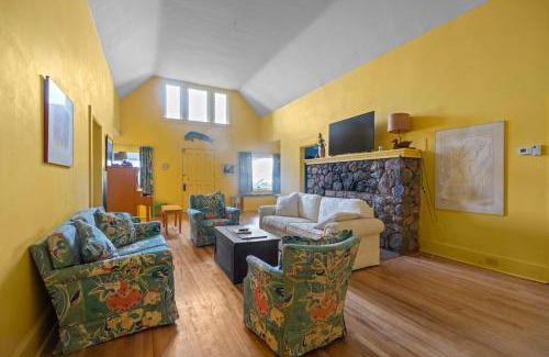 Port Colborne House | Lorraine Bay Private Waterfront Escapes Main House and Cottage Rentals