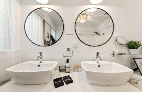 Wilshire House | Los Angeles charming big house, king bed, parking, EV