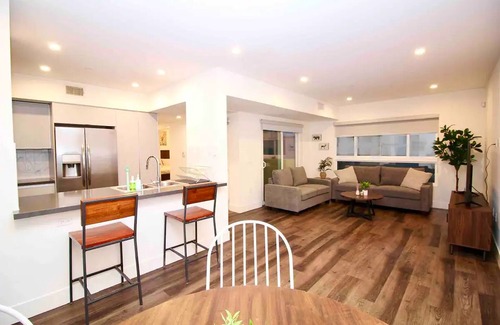 Hollywood Apartment | Los Angeles Deluxe Suites - 2 Bedrooms & 2 Bathrooms