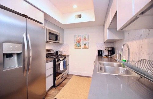 Hollywood Apartment | Los Angeles Deluxe Suites - 2 Bedrooms & 2 Bathrooms