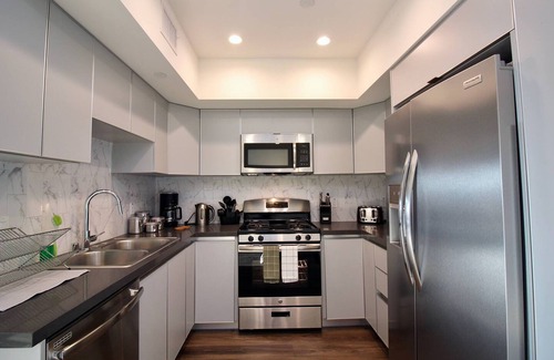 Hollywood Apartment | Los Angeles Deluxe Suites - 2 Bedrooms & 2 Bathrooms