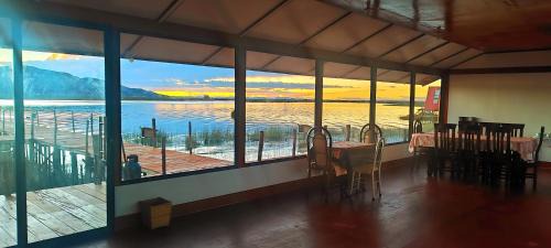Puno Cabin | Los Uros vista Ciudad Puno