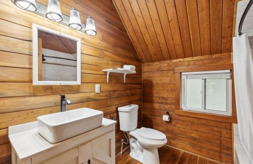 Grantsdale House | Lost Horse Lodge King Cabin 9