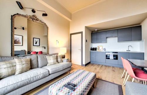 Tollcross Apartment | Lothian Road Apt with Castle View & Elevator