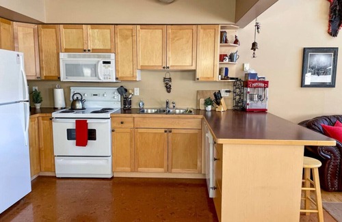 Okanagan-Similkameen House | Lots of Beds - In the Village - Hot Tub