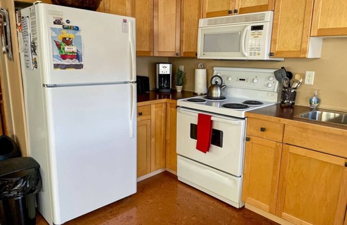 Okanagan-Similkameen House | Lots of Beds - In the Village - Hot Tub