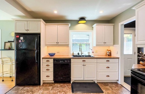 Bayfield Cottage | Louisa Landing - Beautiful Fenced Yard!
