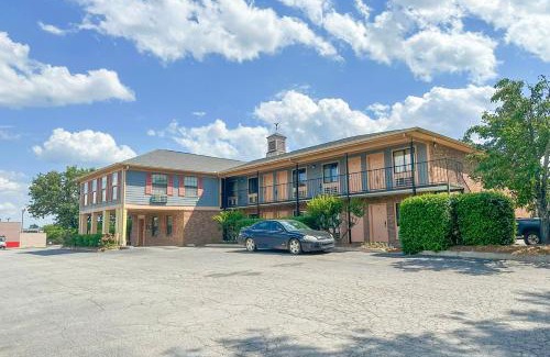 Gough Cabin | Louisville Inn by OYO Louisville Municipal Airport