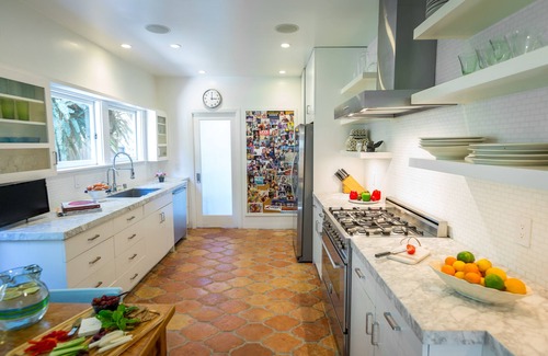 Mid-Wilshire House | Lounge by the pool at a Zen Oasis in Trendy Miracle Mile
