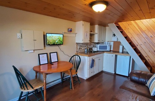 Bowmanville Cabin | “Love by the Water: Cozy Loft, Romantic Retreat”