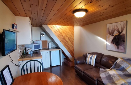 Bowmanville Cabin | “Love by the Water: Cozy Loft, Romantic Retreat”
