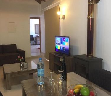 Treis Elies House | Love Holiday Suite 2