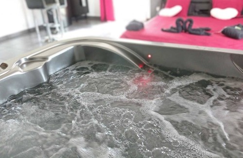 Damprichard House | Love Room : Chambre, Suite Avec Jacuzzi et Sauna Privatif