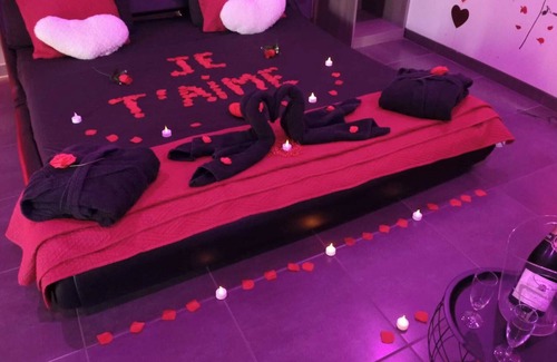 Damprichard House | Love Room : Chambre, Suite Avec Jacuzzi et Sauna Privatif