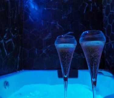 Prefecture Apartment | Love Room - Luxe et Romance
