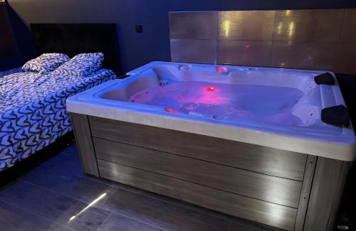 Caderousse Apartment | Love Room - Villa Rhôna