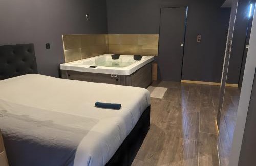 Caderousse Apartment | Love Room - Villa Rhôna