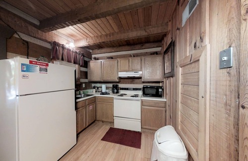 Rocky Grove Cabin | Love Shack: Pet Friendly, Free Attraction Tickets, Hot Tub, Creek Views
