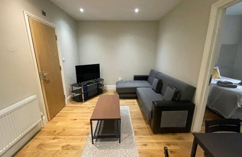 Crofton Park Condo | Lovely 1 bedroom apartment with on street parking