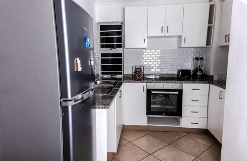 Kingsborough Apartment | Lovely 1-Bedroom apartment with pool and sea view