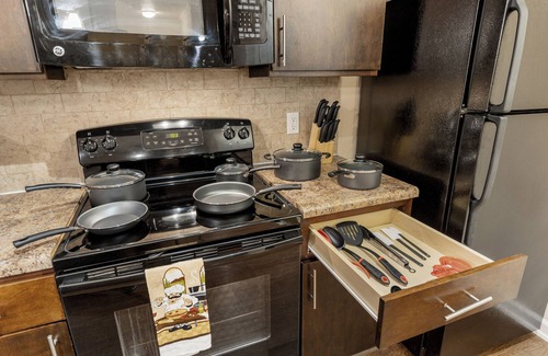 Executive Park Apartment | Lovely 1-bedroom apartment w/Pool + Wi-Fi
