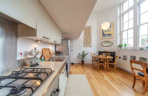 Woolwich Apartment | Lovely 1 Bedroom Apartment in Old Schoolhouse