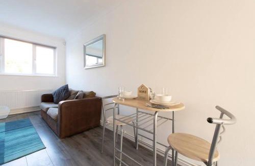Luton Apartment | Lovely 1 bedroom maisonette close to Airport, Town and Train Station