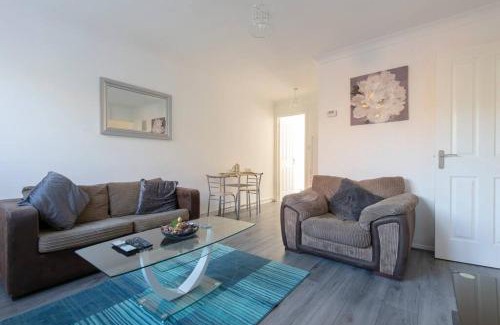 Luton Apartment | Lovely 1 bedroom maisonette close to Airport, Town and Train Station