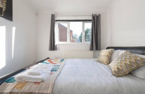 Luton Apartment | Lovely 1 bedroom maisonette close to Airport, Town and Train Station