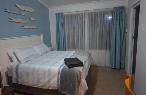 Kloof Apartment | Lovely 1 Queen bed, 1 Sleeper couch Self-catering cottage
