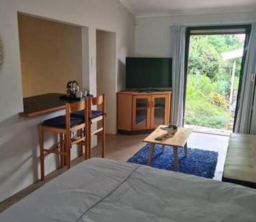 Kloof Apartment | Lovely 1 Queen bed, 1 Sleeper couch Self-catering cottage