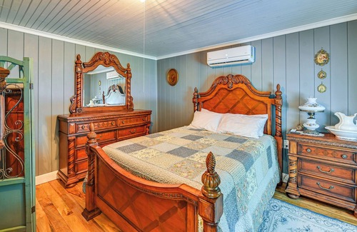 Booneville House | Lovely 1800’s Booneville Home w/ Antique Furniture