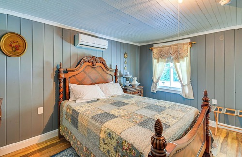 Booneville House | Lovely 1800’s Booneville Home w/ Antique Furniture