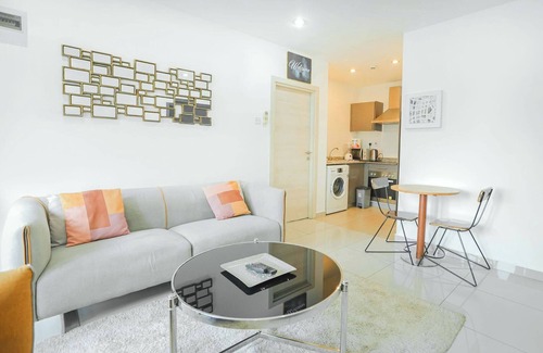 East Legon Apartment | Lovely 1BDR Near Mall and Airport with Rooftop Pool and Gym
