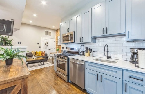 North Philadelphia West Apartment | Lovely 2/2 w/Patio | 10 mins to DT | Sleeps 10 |