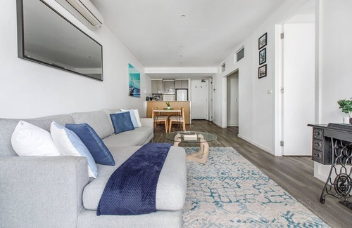 Port Melbourne Apartment | Lovely 2 BDR Parking Pool Gym Near Beach