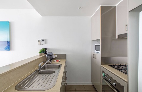 Port Melbourne Apartment | Lovely 2 BDR Parking Pool Gym Near Beach