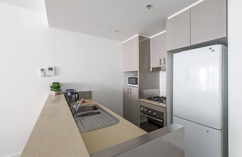 Port Melbourne Apartment | Lovely 2 BDR Parking Pool Gym Near Beach