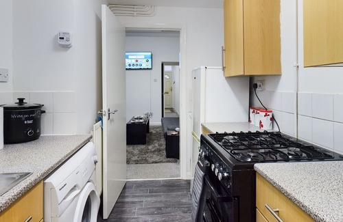 Tunstall House | Lovely! 2-Bed House Located in Soke - on - Trent